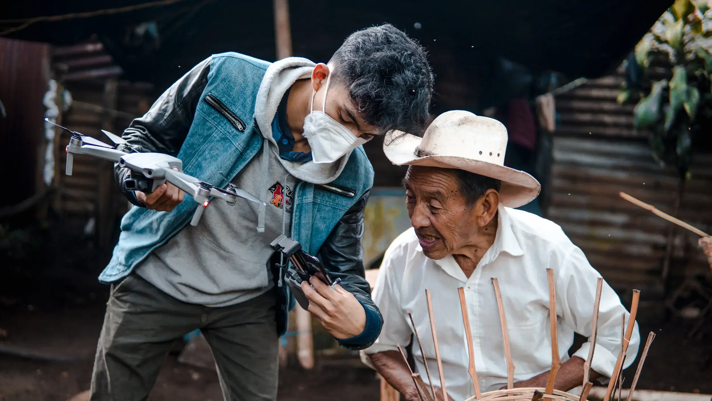 codigofilm cover chico grabando junto a abuelito tejiendo